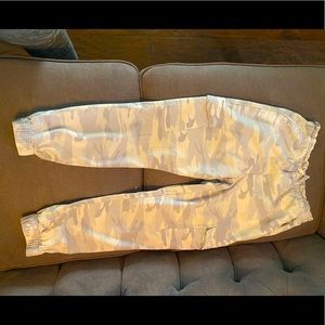 Abercrombie kids girls cargo pants in light blue/grey camo size 10/12